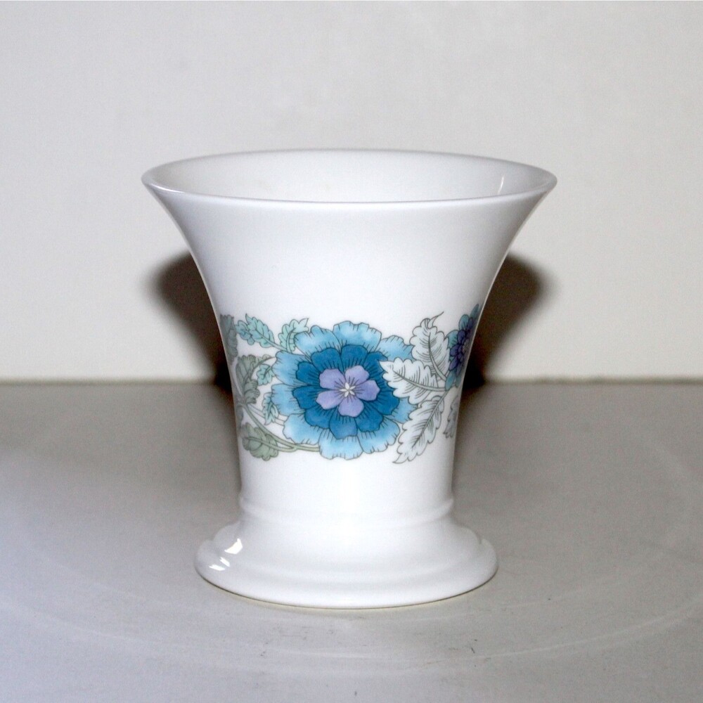 Vintage Vase Wedgwood Clementine UK China white blue porcelain flowers England